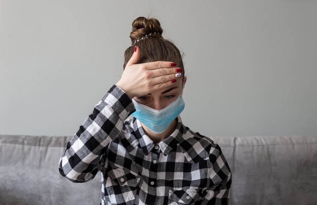 Foto menina com máscara médica para protegê-la do vírus