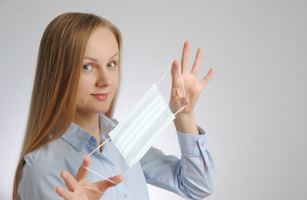 Foto menina com máscara médica