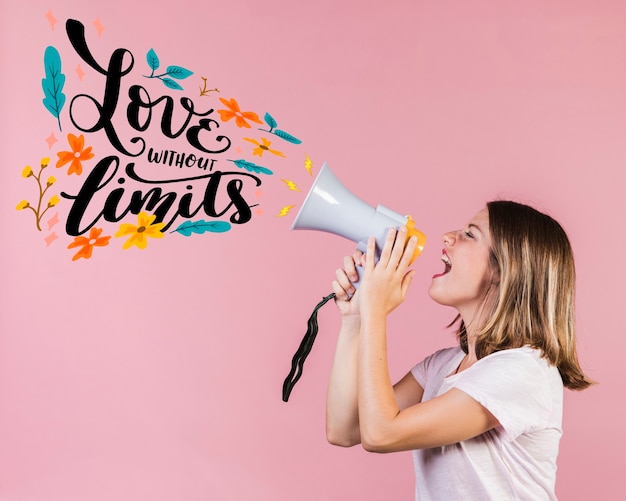 Foto menina com megafone e citação para dia dos namorados