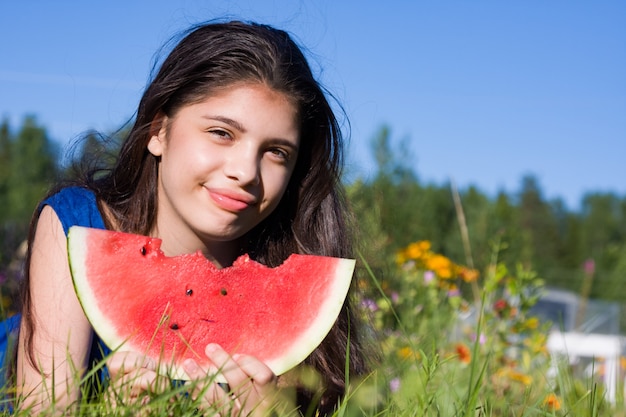 Menina com melancia no verão