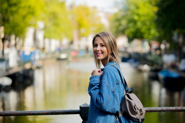 Menina com mochila em amsterdã