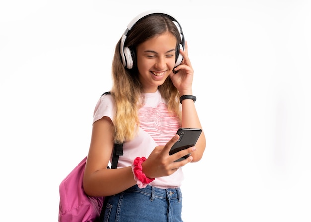 Foto menina com mochila ouvindo música