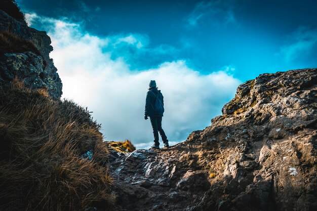 Menina com nevoeiro acima do monte de Aiako Harria, Guipuzcoa. país Basco