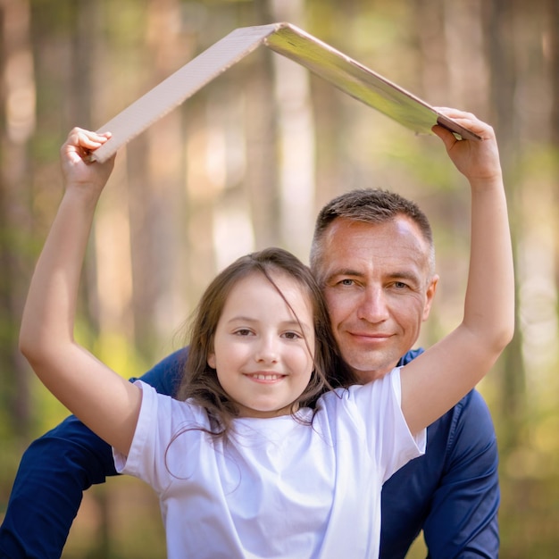 Menina com o pai sob o abrigo