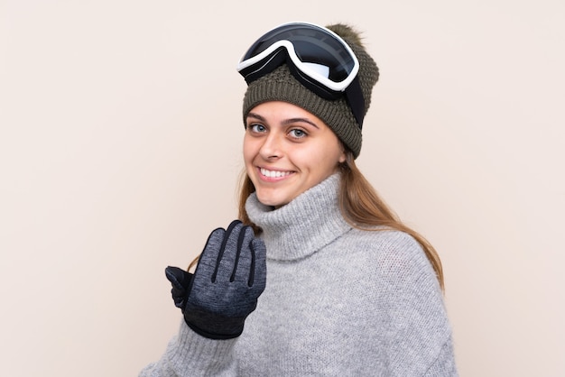 Menina com óculos de neve sobre parede isolada