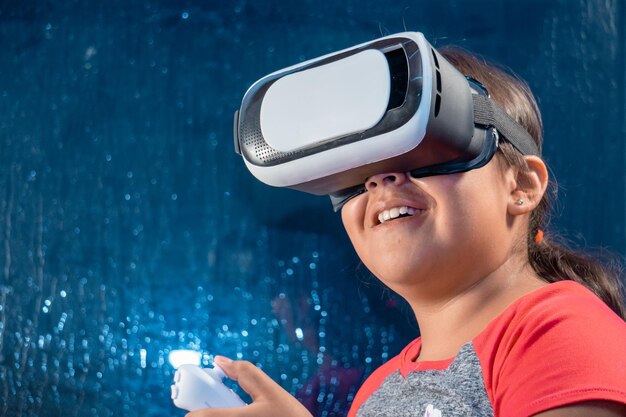 Menina com óculos de realidade virtual