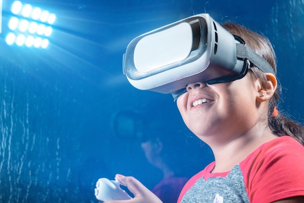 Menina com óculos de realidade virtual