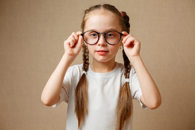 Menina com óculos grandes