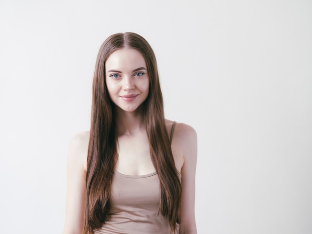 Menina com penteado suave e lindo retrato de cuidados com a pele