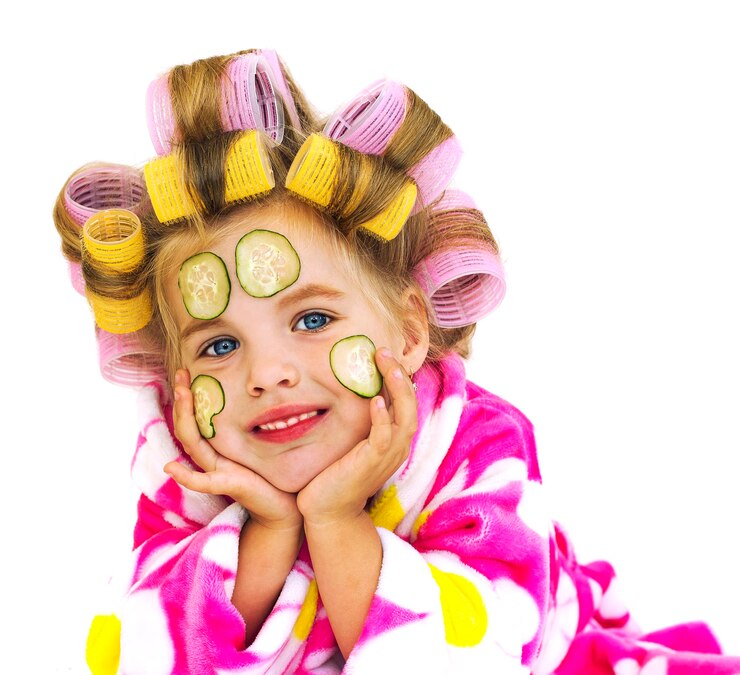 Foto menina com pepinos no rosto. rapariga com rolos, manto pequena coquete.