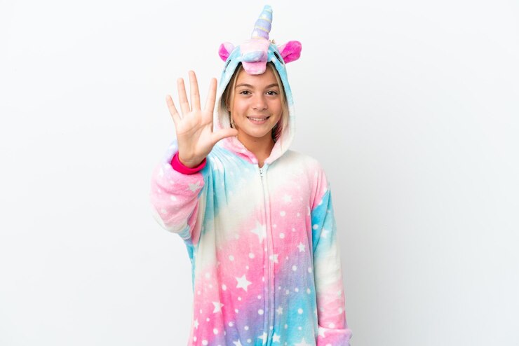 Foto menina com pijama de unicórnio isolado no fundo branco contando cinco com os dedos