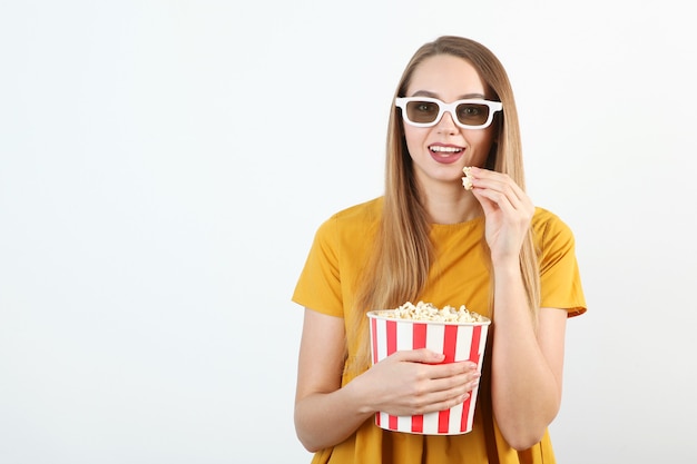 Menina com pipoca em um fundo colorido assistir a um filme d filme