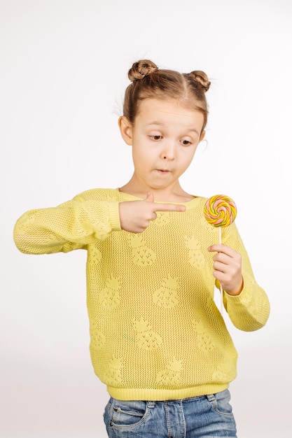 Menina com pirulitos