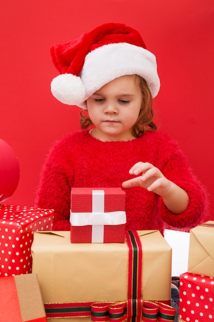 Menina com presentes de Natal