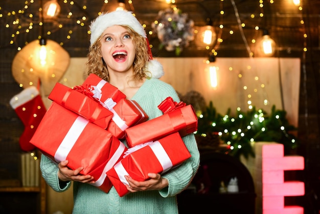 Menina com presentes Faça seus pedidos e reservas de Natal com antecedência O Natal é de longe o mais esperado para o feriado do ano Seja generoso Mulher segura caixa de presente fundo de decorações de natal