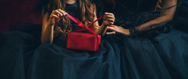 Menina com presentes para o feriado.