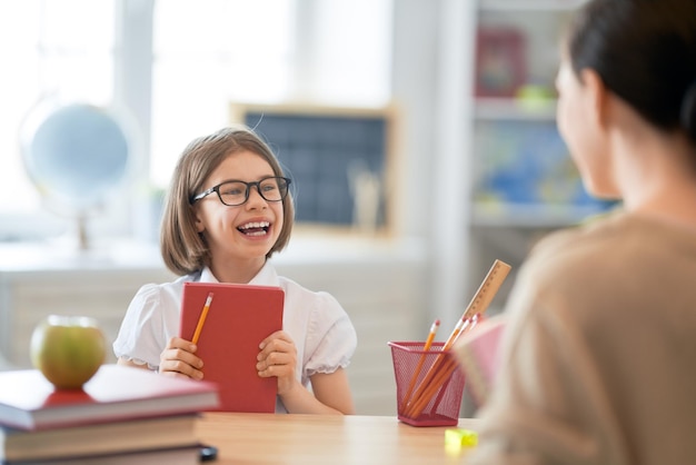 Menina com professor em sala de aula