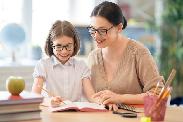 Menina com professor em sala de aula