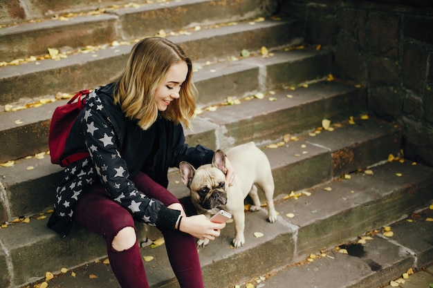 menina com pug