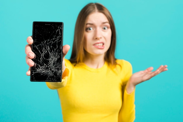 Foto menina, com, quebrada, telefone móvel