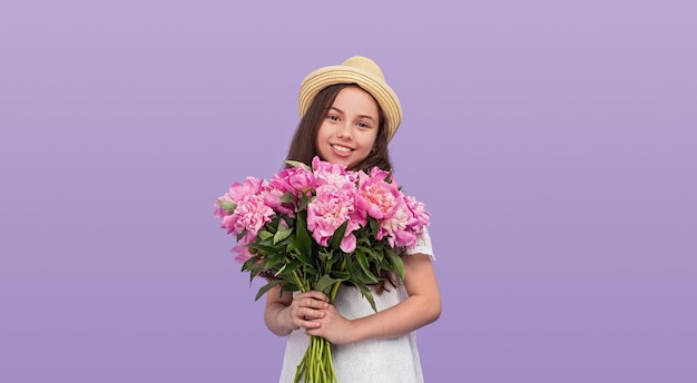 Menina com ramo de flores