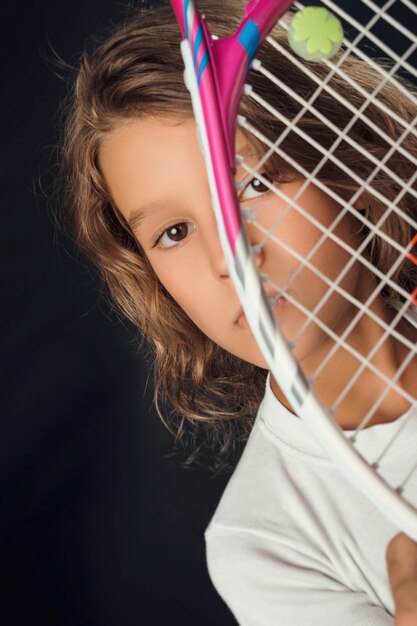 Foto menina com raquete de tênis