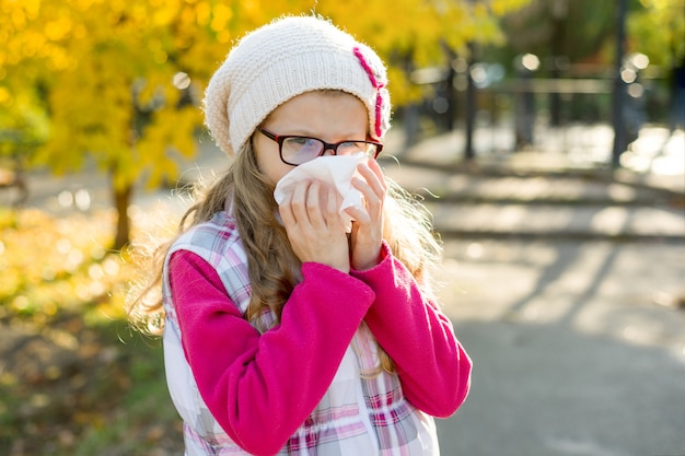 Menina com rinite fria, temporada de gripe, coriza alergia