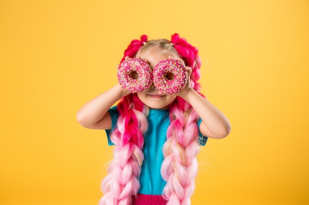 Menina com rosquinhas