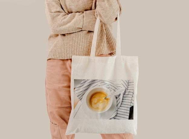 Menina com saco ecológico de linho de algodão com xícara de café