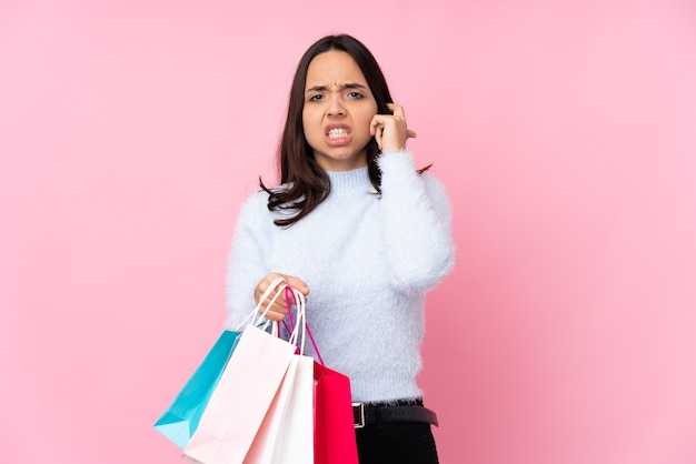 Menina com sacolas de compras sobre fundo isolado