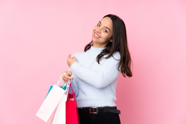 Menina com sacolas de compras sobre fundo isolado