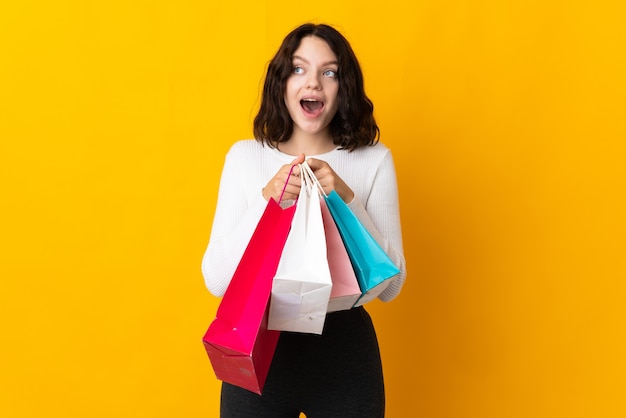 menina com sacolas de compras