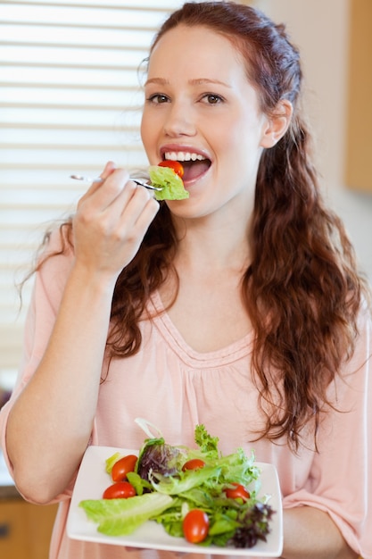 Menina com salada