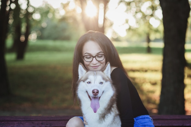 Menina com seu cachorro