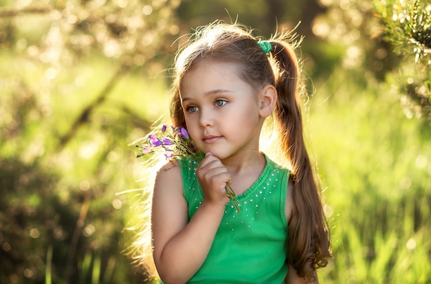 menina com sinos de flores na natureza no verão