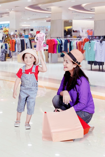 Menina com sua mãe no shopping