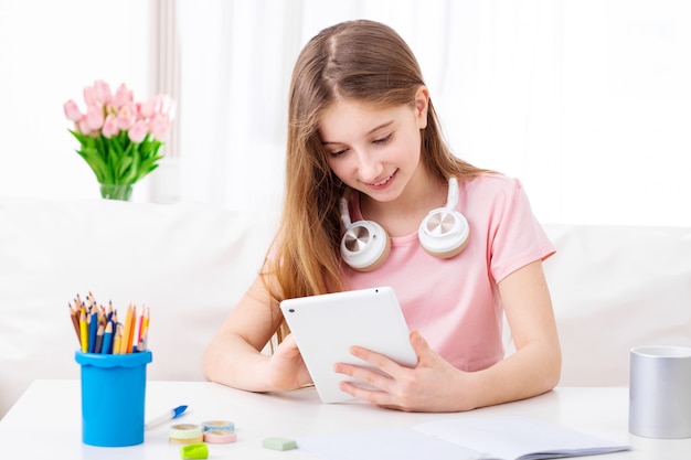 Menina com tablet relaxante