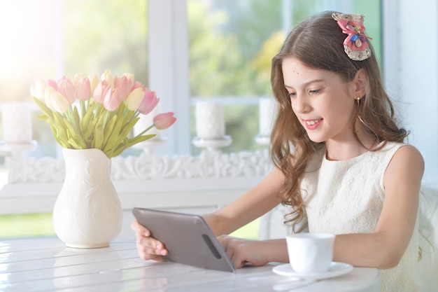 Menina com tablet