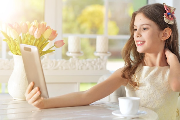 Menina com tablet