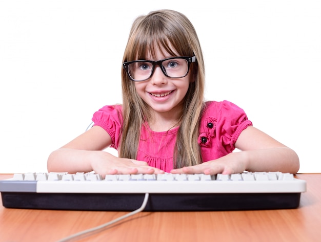 Menina com teclado.