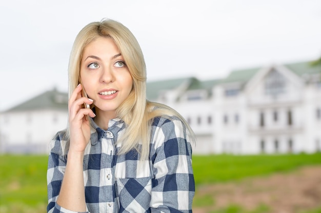 Menina com telefone inteligente