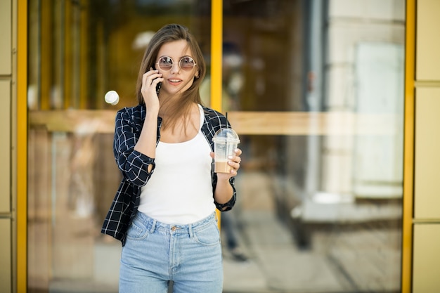 Menina com telefone