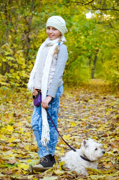 menina com terrier