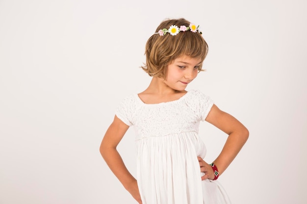 Foto menina com tiara contra fundo branco