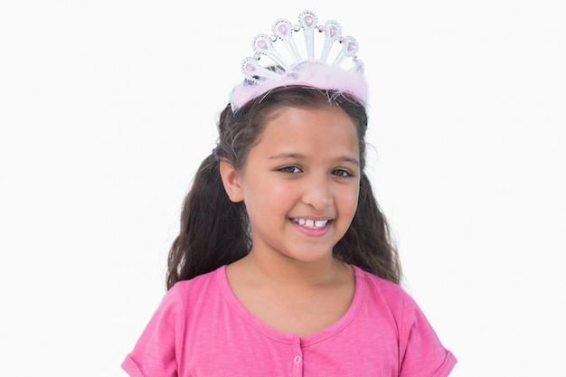 Menina com tiara para uma festa