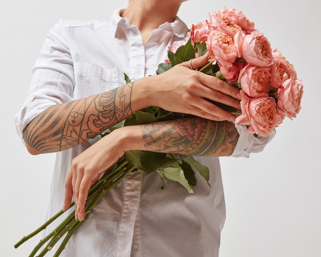 Menina com um buquê de flores dia das mães