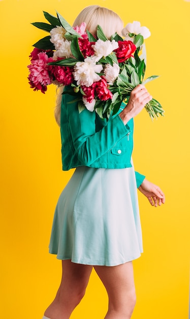 Menina com um buquê de flores