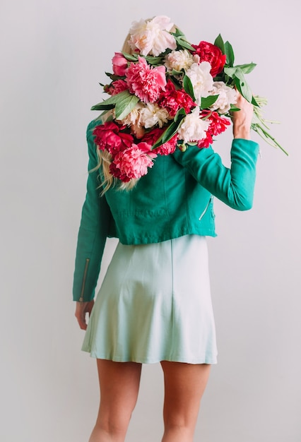 Menina com um buquê de flores