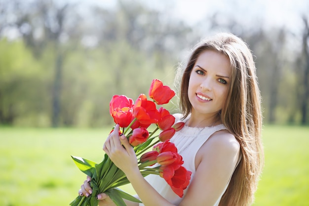 Menina com um buquê de tulipas