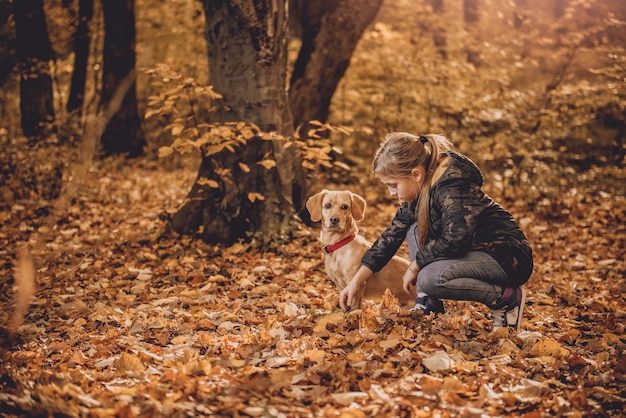 Menina com um cachorro no parque